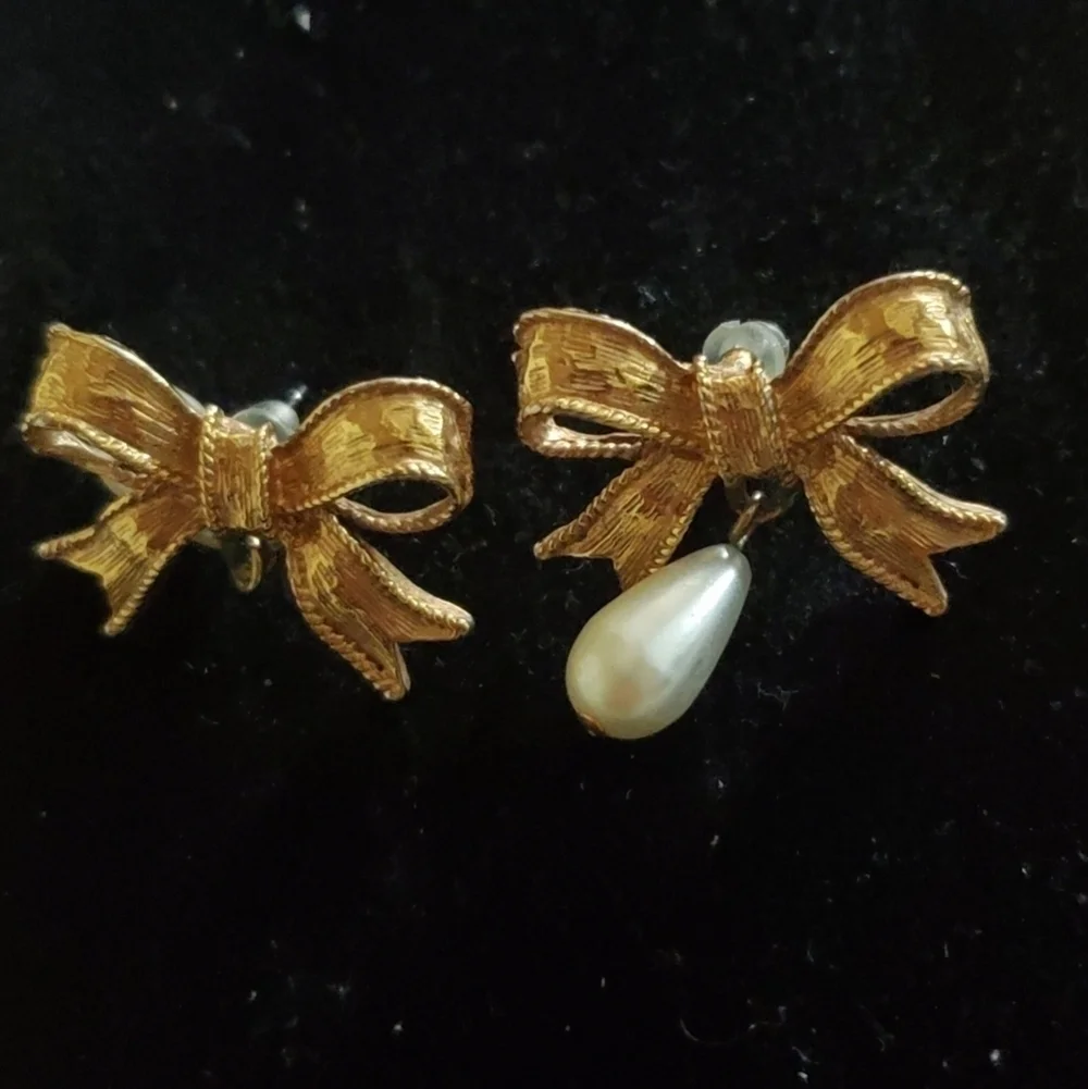 4/$20💃Bow Pin Goldtone Cream Faux Pearl Brooch. 🌴